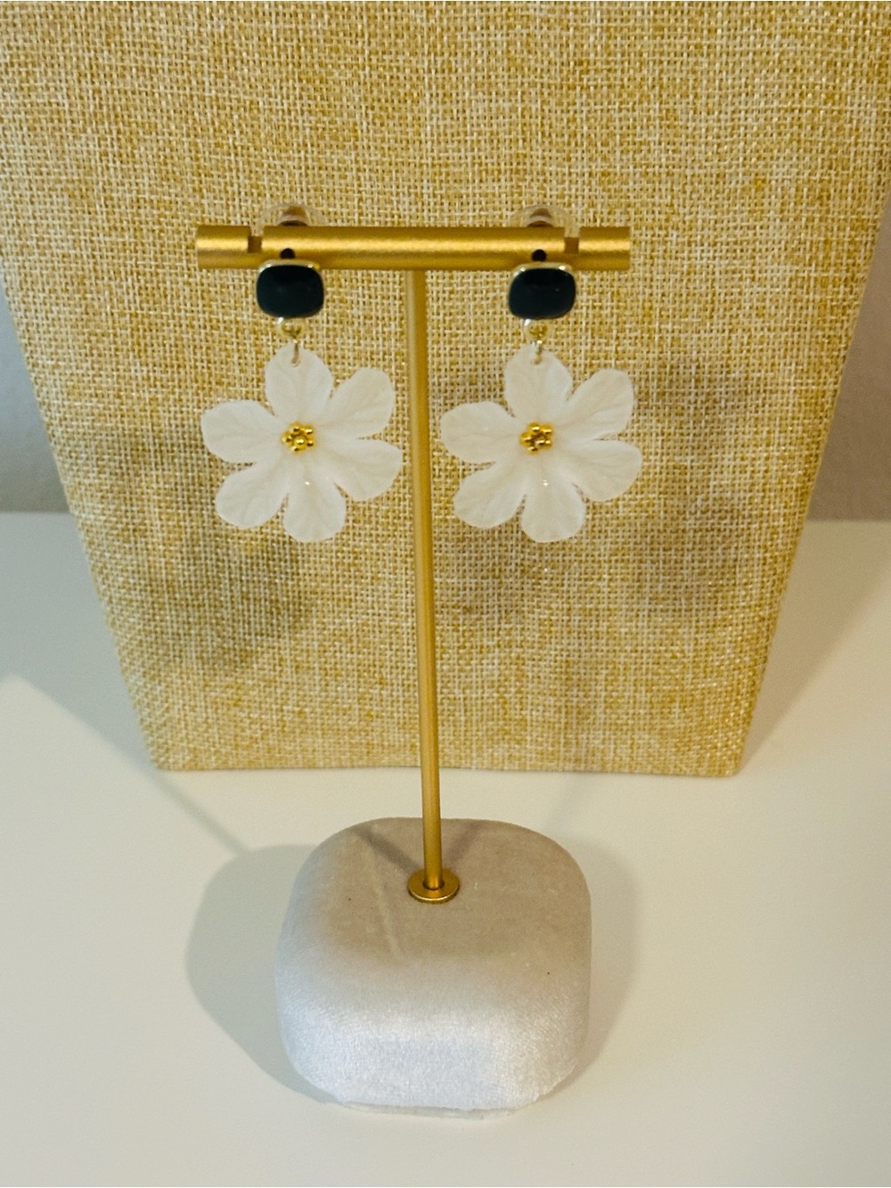 Fashion Jewelry White Flower Drop Earrings with Black Studs